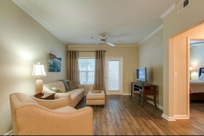 Building Photo - 2025 Woodmont Blvd