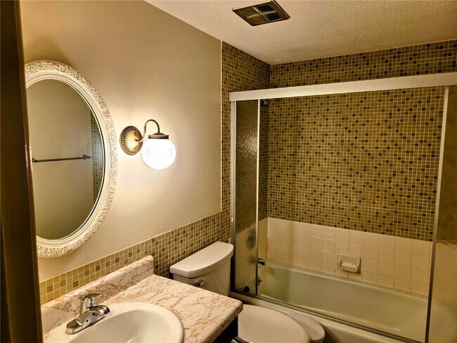 Building Photo - 13415 Land O Woods Dr