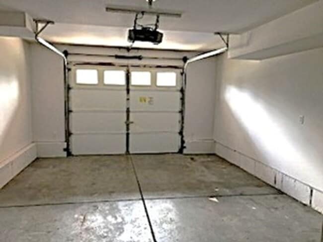 Building Photo - WEST SIDE - SPACIOUS TWO STORY 3 BED/2.5 BATH DUPLEX!