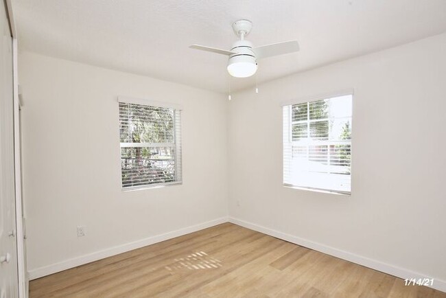 Building Photo - Stylish 3/2 Renovated Bungalow with a Deta...