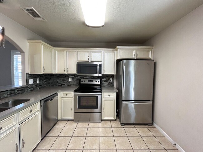 Building Photo - Available NOW  This home is centrally loca...