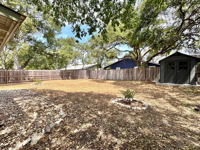 Building Photo - 4 Bed / 2 Bath Home with Covered Porch, Su...