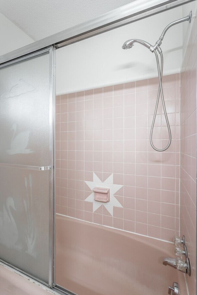 Building Photo - 3 Bedroom · 2 Bath Home in East Brainerd N...