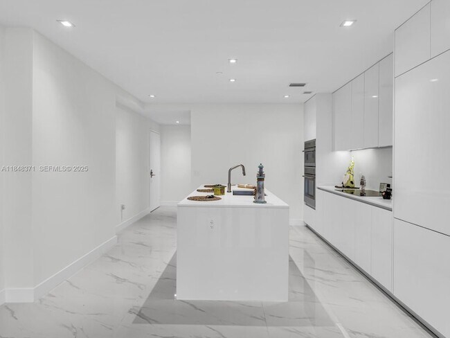 Building Photo - 700 NE 24th St