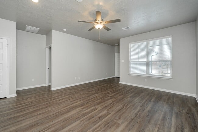 Building Photo - Impeccably Maintained Townhome in Brenham!