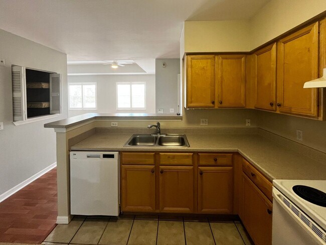 Building Photo - 1/1 unit available now for annual lease