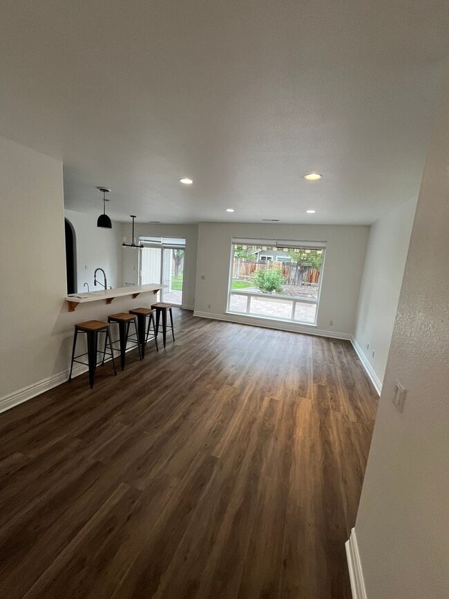 Building Photo - Well-maintained 3-bedroom, 2-bath home