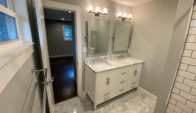 Building Photo - Charming All-Brick 2 Bedroom, 2 Bath Home ...