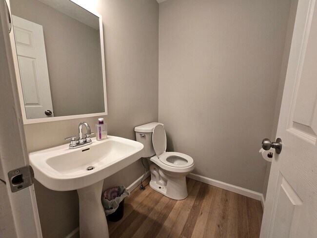 Building Photo - 4 Bedroom Townhome for Rent in Normal!