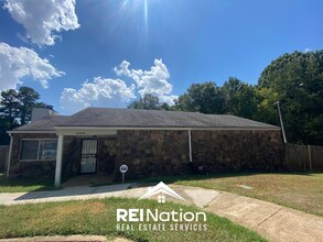 Building Photo - MEMPHIS GEM! 3BR/2BA w/ High Vaulted Ceilings & Fireplace | Fenced Yard!
