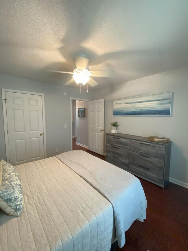 Building Photo - Beautiful 3 Bedroom Home with Fireplace & Private Backyard in Pooler