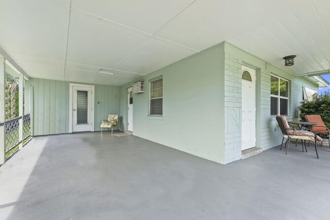 Building Photo - 1658 NE Sunview Terrace