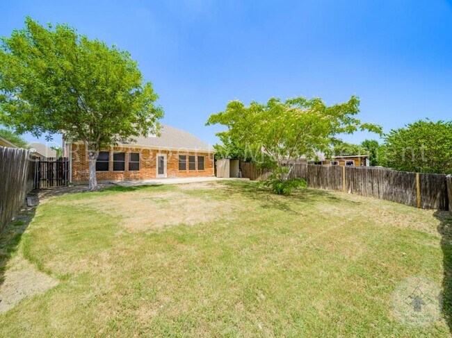 Building Photo - 4016 Summerhill Ln