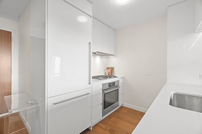 Building Photo - 99 Hudson St