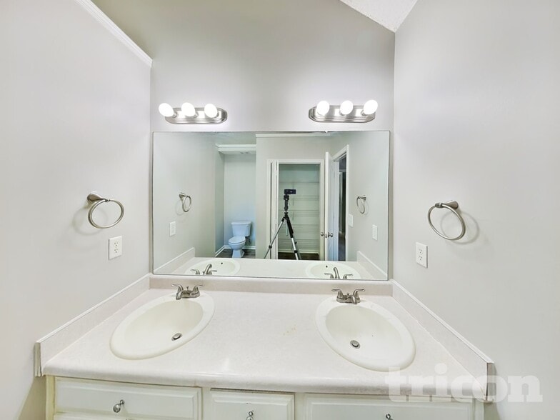 Building Photo - 135 Williams Bluff