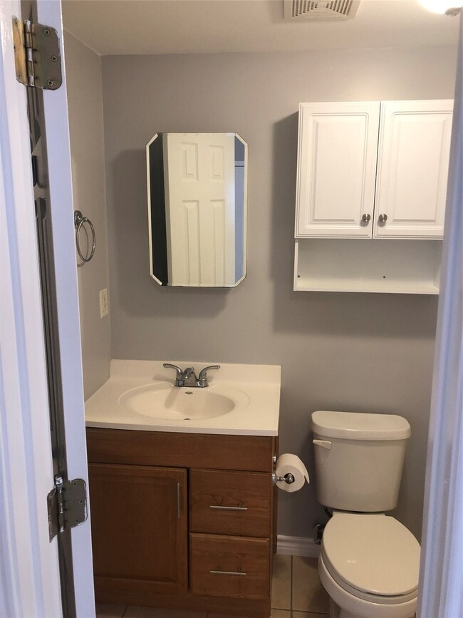 Building Photo - 914 E 25th St