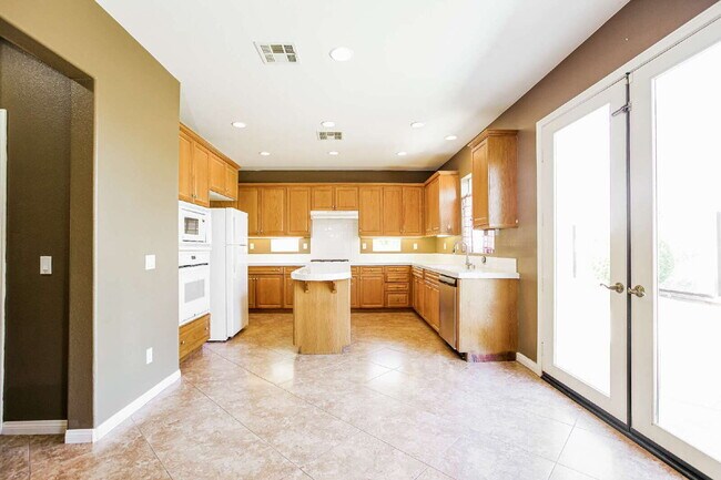 Building Photo - Experience Scenic Luxury in This Spectacular 4-Bed+Office/4-Bath Home Within the Exclusive Sycamo...