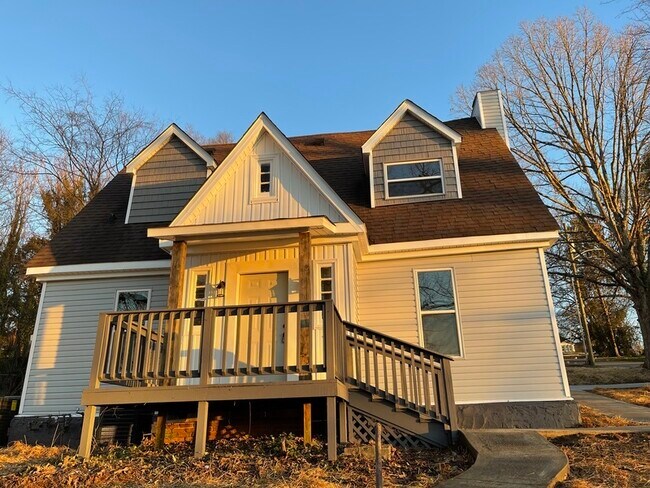 Building Photo - 202 E Columbia Ave