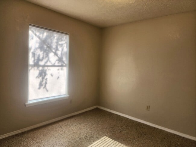 Building Photo - 417 1/2 S Avenue A