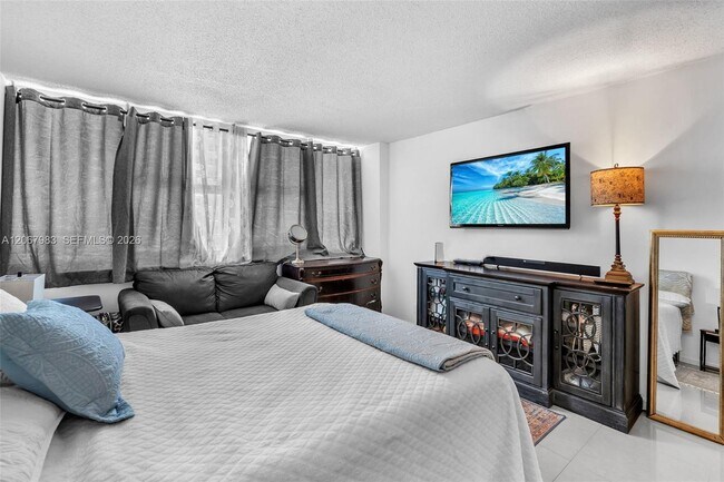 Building Photo - 2030 S Ocean Dr