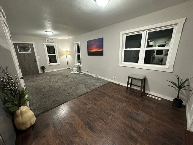 Building Photo - Remodeled 3 bed, 1 bath home for rent.