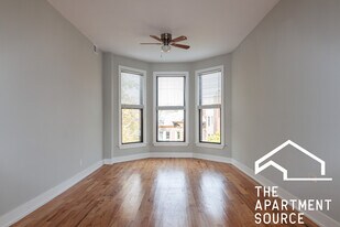 Building Photo - 634 W Oakdale Ave