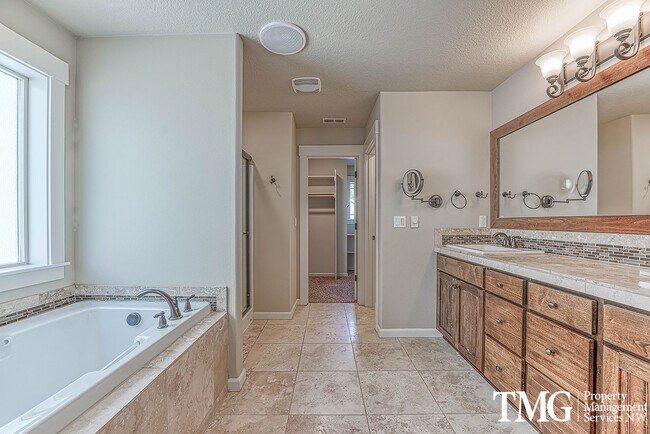 Building Photo - Stylish Beaverton Home with Built-ins, Open Layout & Private Backyard