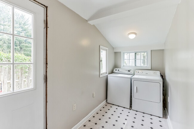 Building Photo - 123 Main St