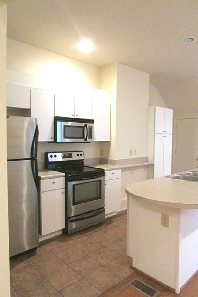 Building Photo - Beautiful 2bd 2.5 bath home!