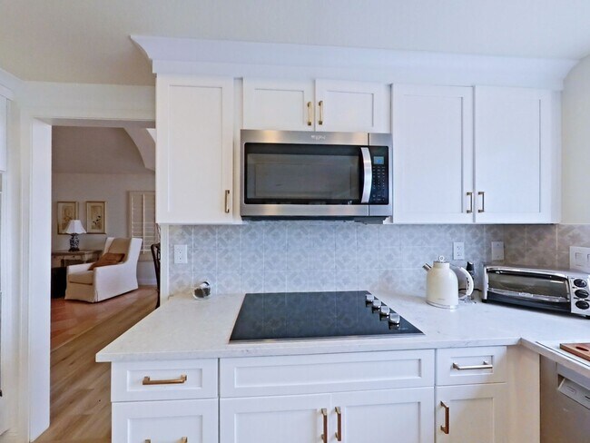 Building Photo - FURNISHED - Elegant 3 bedroom with office ...