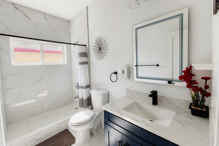 Building Photo - 663 1st Ln