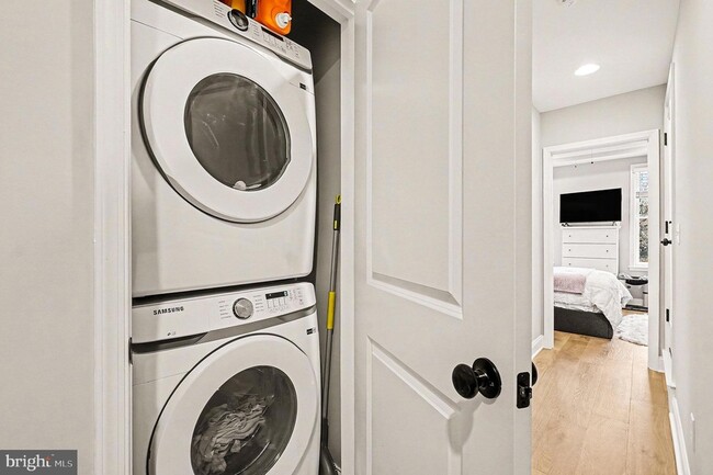 Building Photo - 443 S Robinson St