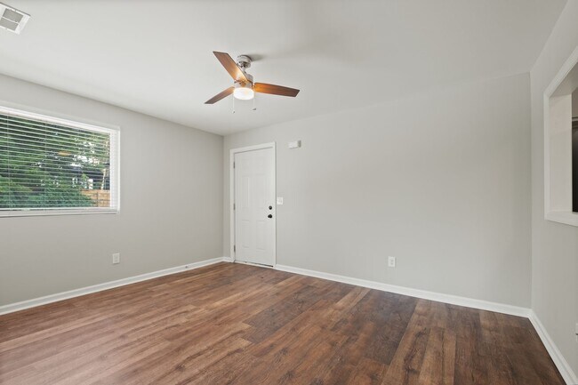 Building Photo - Available now, 2 bed 1 bath end unit in qu...