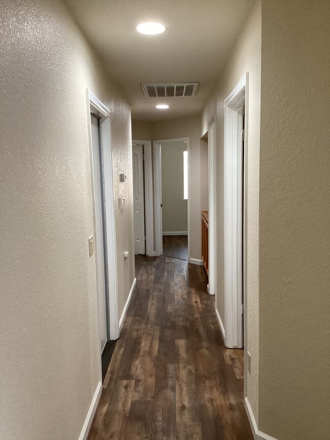 Building Photo - 3 Bedroom Home in Elk Grove