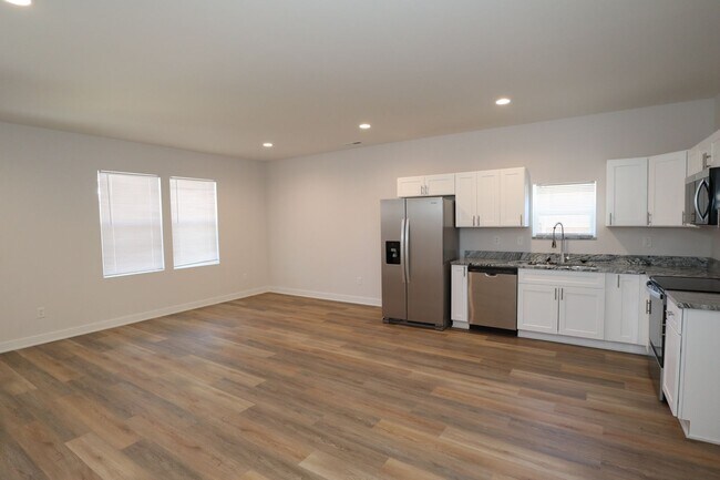 Building Photo - 3 Bedroom Downstairs Unit Near Eastside Duplex!