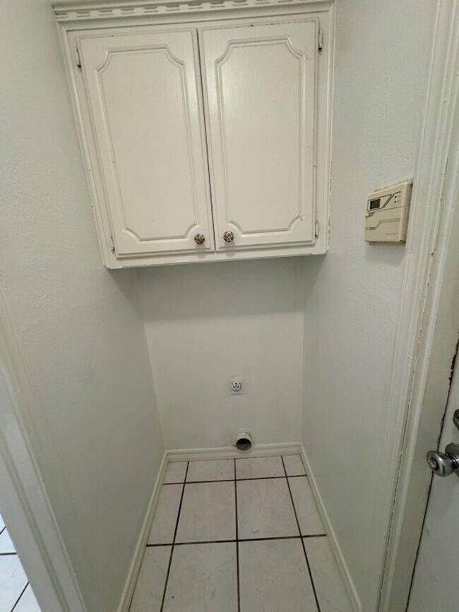 Building Photo - New paint, ready for move in, 3 bed 2 bath, 2 car in south OKC!