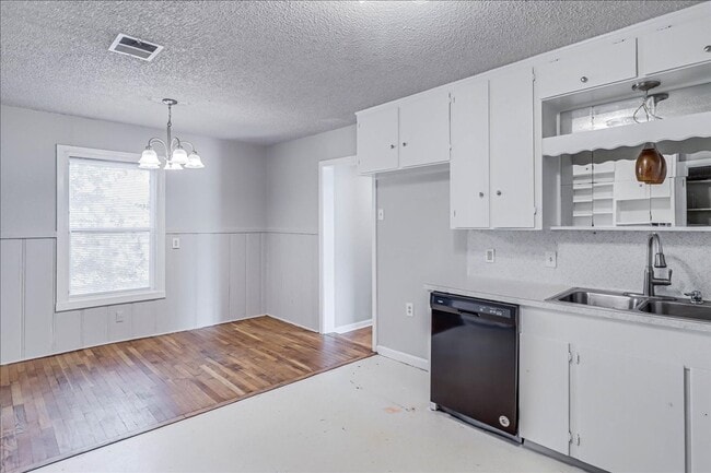 Building Photo - 6046 Hugo Dr