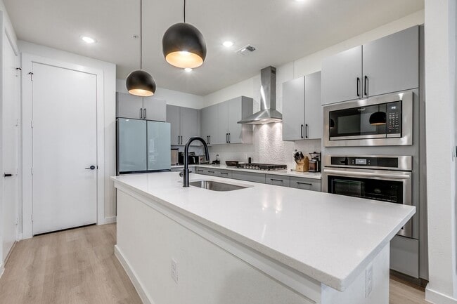 Building Photo - LUXURY 3-BEDROOM TOWNHOUSE AT GRAYSON HOUSE