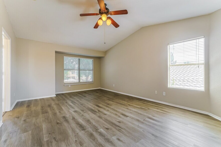 Building Photo - 548 E Cathy Dr