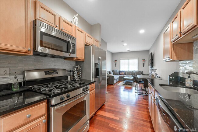 Building Photo - 330 Maple Ave