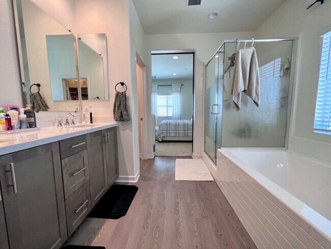 Building Photo - Stunning 2021 built 4 bedroom home for LEA...