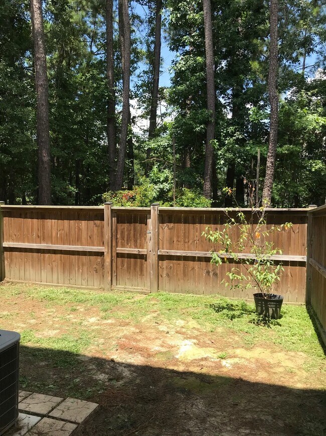 Building Photo - Townhouse with Fenced Backyard!