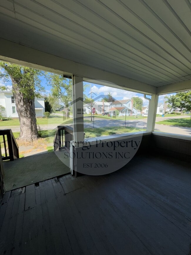 Building Photo - LARGE CRESTLINE HOUSE