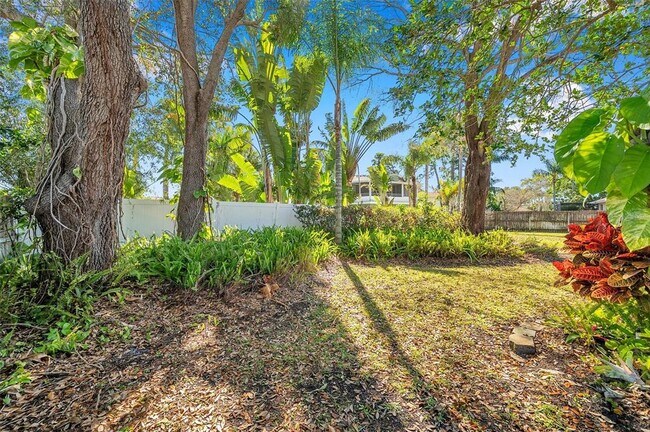 Building Photo - 8789 Maplewood Rd