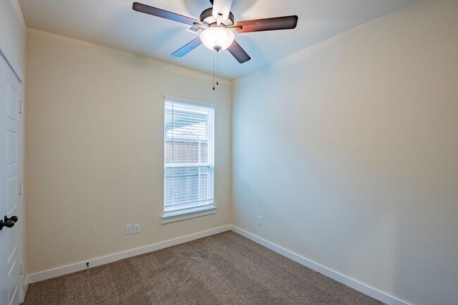 Building Photo - 709 Blackland dr