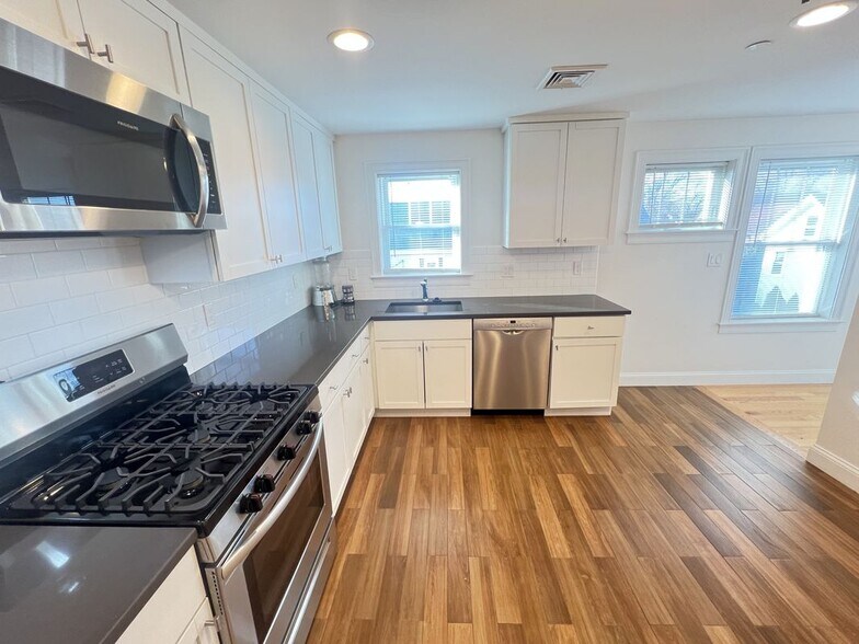 Building Photo - 489 Main St