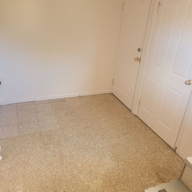Building Photo - 2 Bed, 1 Bath Basement Unit Near CMU!!!!