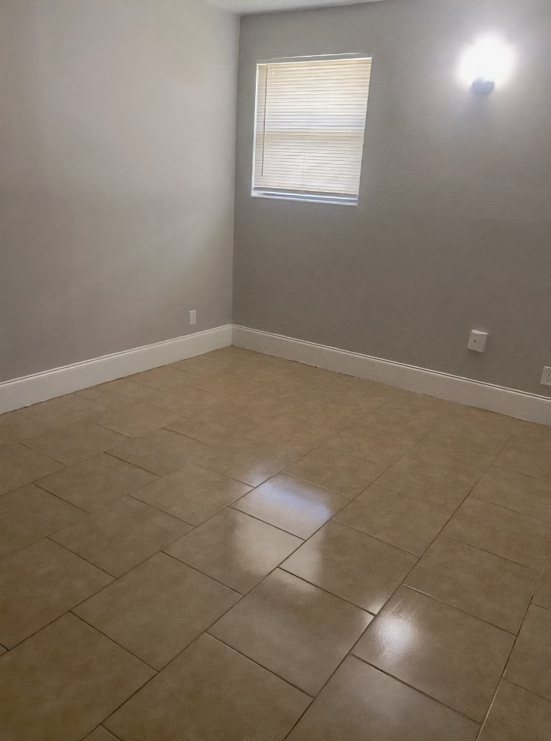 Building Photo - 2862 W 1st St