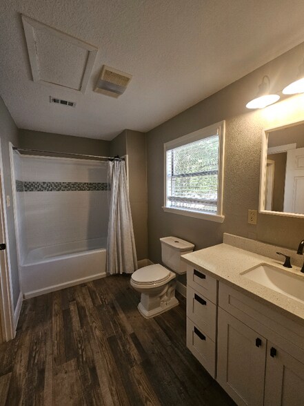 Building Photo - 513 S La Grange St