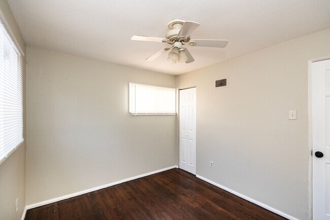 Building Photo - Comfortable 3 Bedroom 1 Bathroom Home